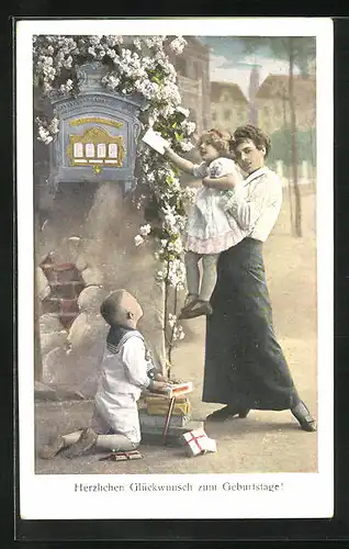 AK Mutter mit Kindern am Briefkasten
