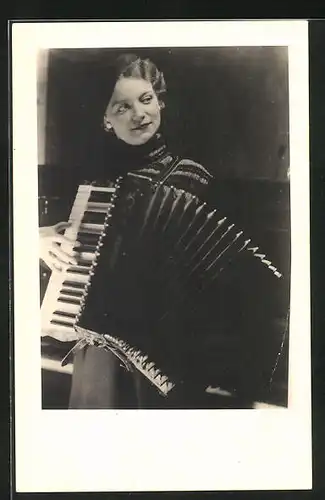 Foto-AK Schöne Dame mit Akkordeon