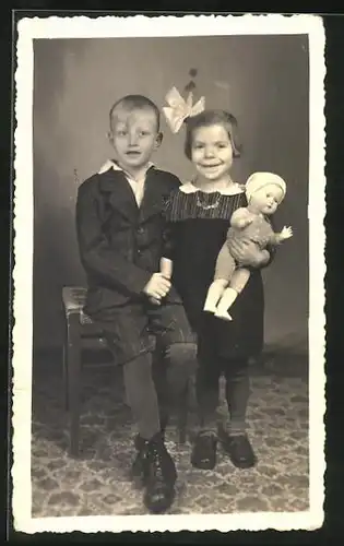 Foto-AK Mädchen mit Puppe und grossem Bruder