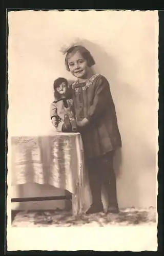 Foto-AK Glückliches Mädchen mit ihrer Puppe