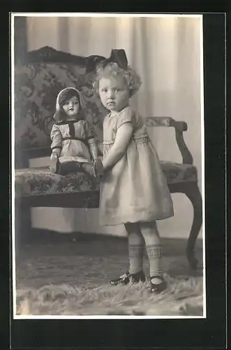 Foto-AK Kleines Mädchen mit Puppe nebst Bank