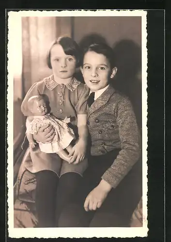 Foto-AK Geschwister posieren mit Puppe