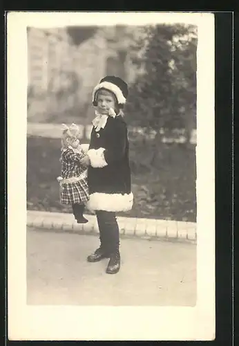 Foto-AK Kleines Mädchen im Wintermantel mit Puppe