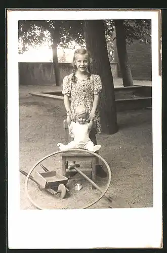 Foto-AK Mädchen auf Spielplatz mit Puppe