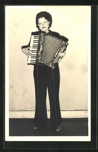 Foto-AK Frau spielt Akkordeon