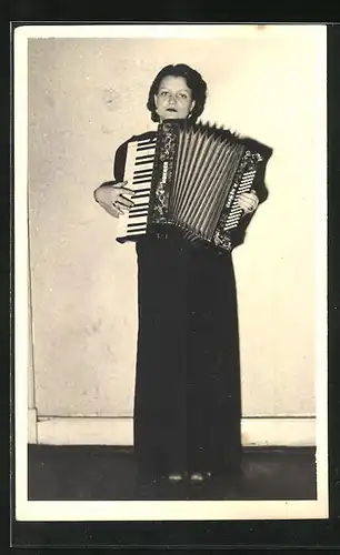 Foto-AK Frau spielt Akkordeon