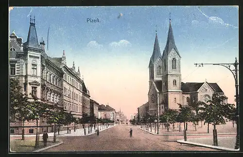 AK Pilsen /Plzen, Strassenpartie mit Kirche