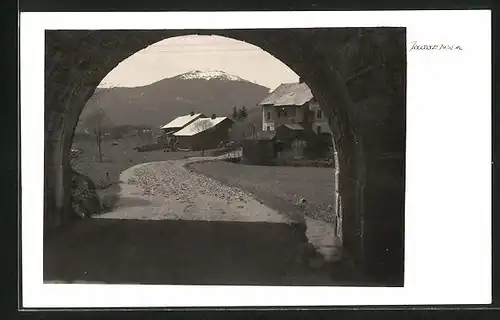 Foto-AK Javor, Ortspartie durch Tor