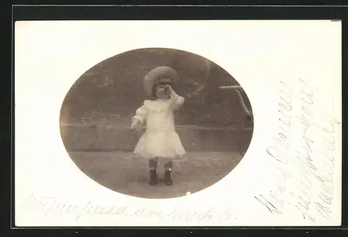 Foto-AK Prinz Josef Clemens von Bayern in weissem Kleid mit Strohhut