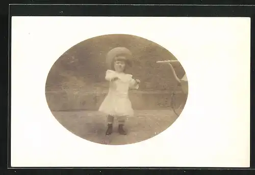 Foto-AK Prinz Josef Clemens von Bayern in weissem Kleid an einem Kinderwagen