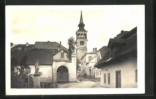 AK Dobruska, Strassenpartie, Blick zur Kirche