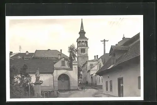 AK Dobruska, Strassenpartie, Blick zur Kirche