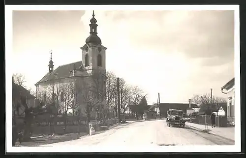 AK Ceské Mezirící, Strassenpartie an der Kirche