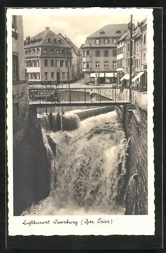 AK Saarburg, Ortspartie mit Brücke, Flusspartie