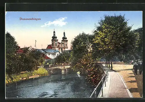 AK Donaueschingen, Flusspartie, Blick zur Kirche