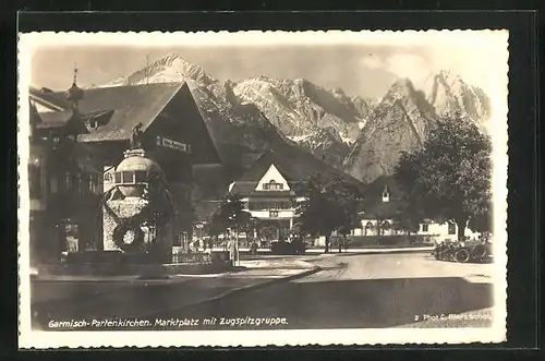 AK Garmisch-Partenkirchen, Marktplatz mit Zugspitzgruppe