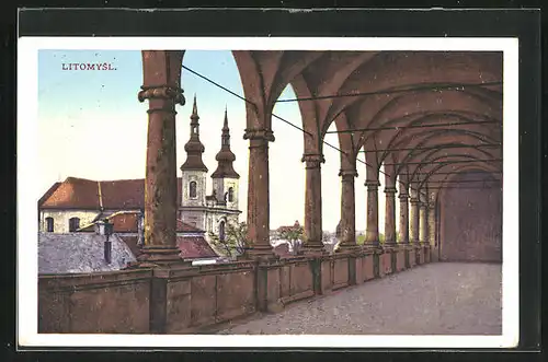 AK Leitomischl / Litomysl, Laubengang mit Blick auf die Kirche