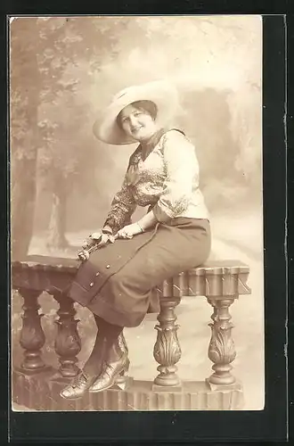 Foto-AK charmantes Fräulein mit Hut und Rose in der Hand sitzt auf einem Geländer