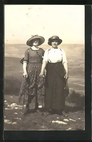 AK zwei Frauen stehen auf einem Berg