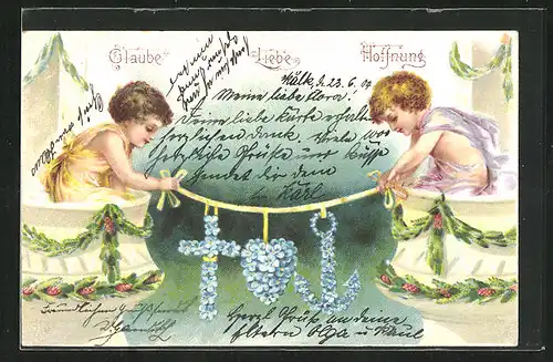 Präge-AK Glaube, Liebe, Hoffnung, zwei Engel mit Blumengebilde Kreuz, Anker & Herz an goldfarbenem Band
