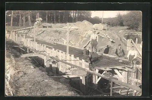 Foto-AK Strassenbauer machen Pause auf der Baustelle