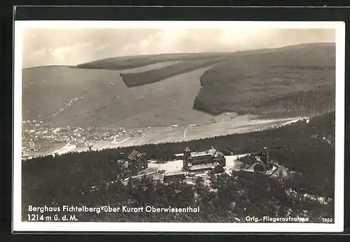 AK Oberwiesenthal, Gesamtansicht mit Berghaus Fichtelberg, orig. Fliegeraufnahme