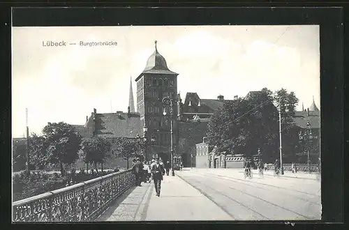 AK Lübeck, Burgtorbrücke mit Passanten und Strassenbahn