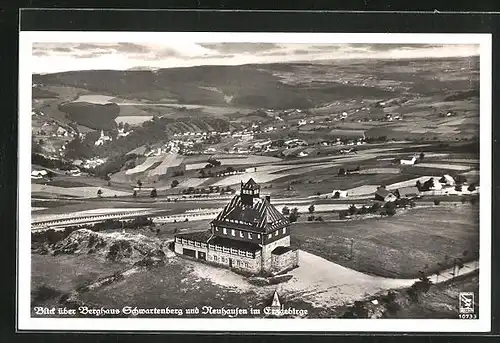AK Neuhausen / Erzgebirge, Blick über das Gasthaus Schwartenberg auf die Stadt