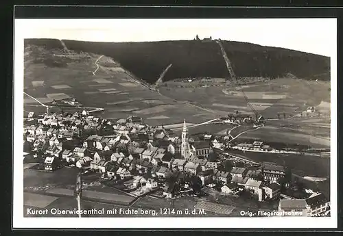 AK Oberwiesenthal, Gesamtansicht mit Fichtelberg, orig. Fliegeraufnahme