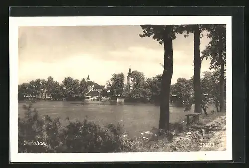 AK Netolice, Uferpartie, Blick zur Kirche