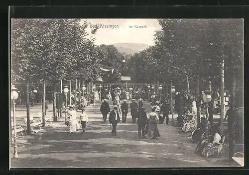 AK Bad Kissingen, Spaziergänger im Kurpark