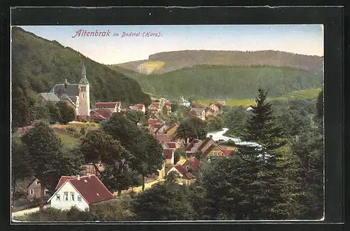 AK Altenbrak, Ortsansicht von Wald umgeben, Blick zur Kirche