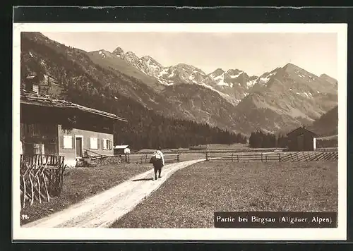 AK Birgsau in den Allgäuer Alpen, Wanderer am Bauernhaus unter den Alpen