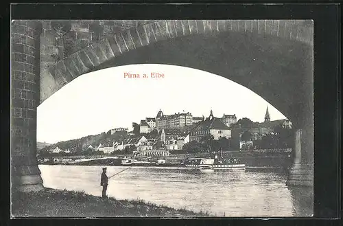 AK Pirna a. Elbe, Angler unter der Brücke mit Stadtblick