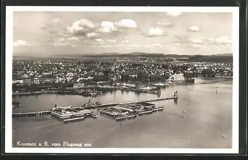 AK Konstanz a. B., Fliegeraufnahme der Stadt mit dem Hafen im Vordergrund