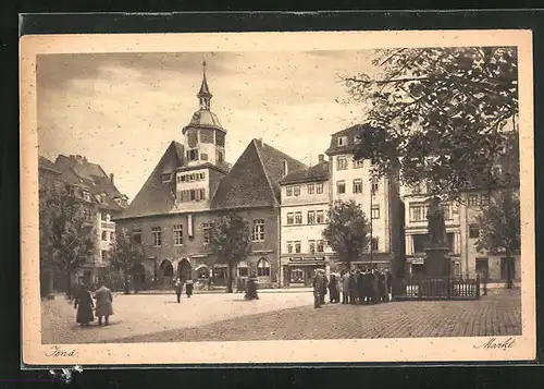 AK Jena, Passanten am Kurfürstendenkmal auf dem Marktplatz