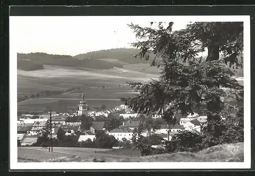 AK Nove Mesto na Morave, Blick vom Waldrand auf den Ort im Tal, die Kirche