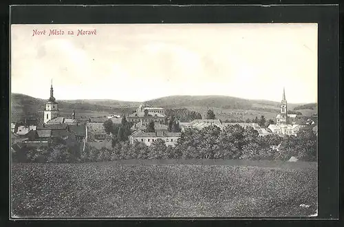 AK Nove Mesto na Morave, Ortsansicht mit den Kirchen von den Feldern aus