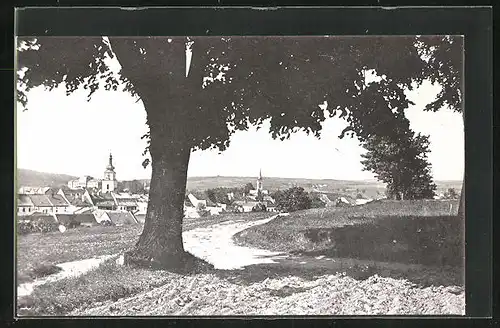 AK Nove Mesto na Morave, Partie am Feldweg, Blick auf den Ort und die Kirche