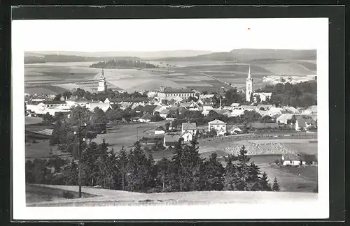 AK Nove Mesto na Morave, Blick auf den kleinen Ort mit den zwei Kirchen