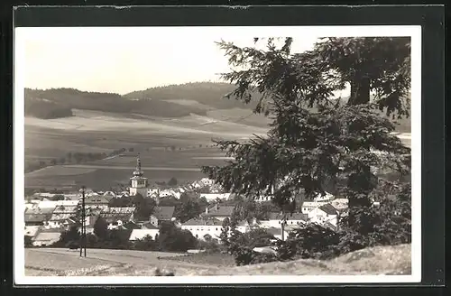 AK Nove Mesto na Morave, Ortstotale mit den beiden Kirchen im Tal