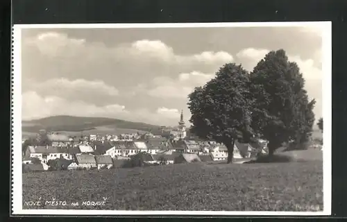 AK Nove Mesto na Morave, Blick vom Feld auf die Ortschaft mit Blick zum Kirchturm