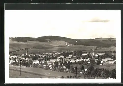 AK Nove Mesto na Morave, Blick ins Tal auf den Ort mit den zwei Kirchen