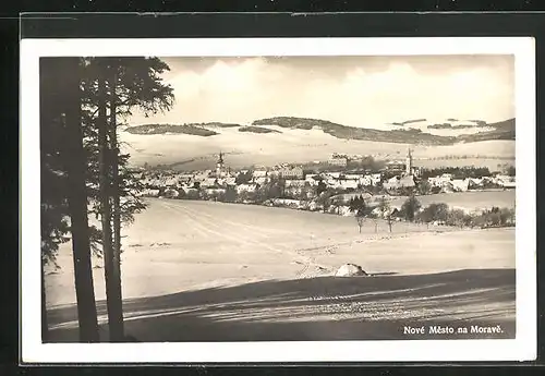 AK Nove Mesto na Morave, Ortstotale im Schnee, Blick auf die Kirchen im Ort