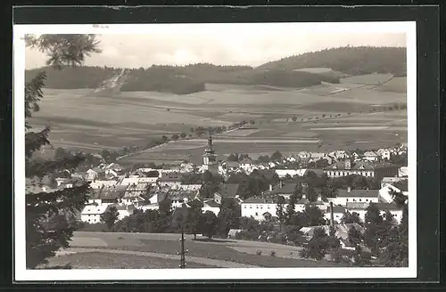 AK Nove Mesto na Morave, Blick auf die Kirche und den Ort im Tal