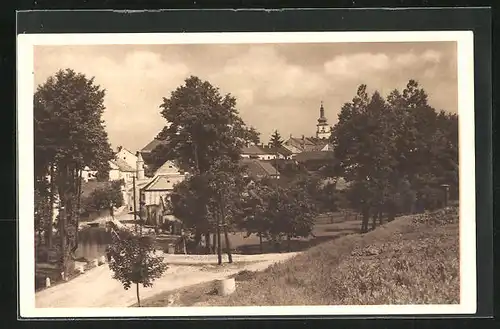 AK Nove Mesto na Morave, Anlagen am Teich mit Blick zur Kirche