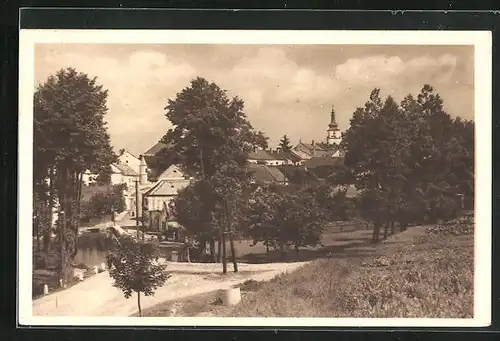 AK Nove Mesto na Morave, Blick zum Kirchturm, Strasse am Teich