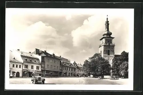 AK Neustadt in Mähren, Kirche auf dem Hauptplatz, Häuserzeile
