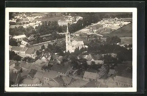 AK Nove Mesto na Morave, Fliegeraufnahme der Stadt, Blick auf die Kirche