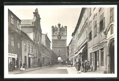 AK Iglau, Passanten in der Frauengasse, Blick zum Turm